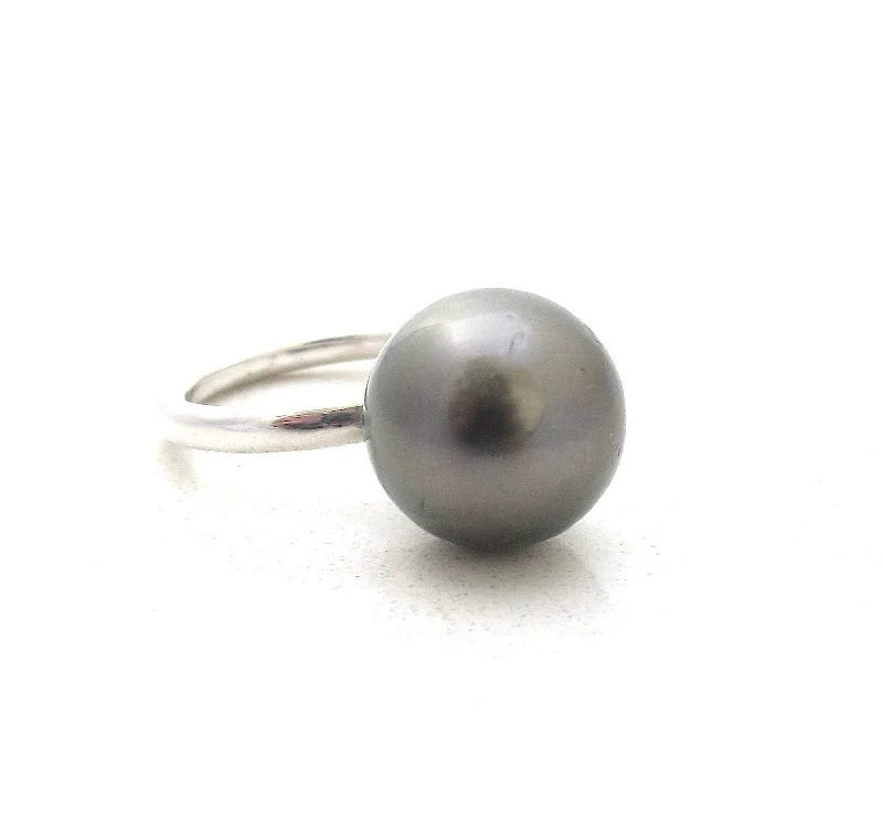 women's rings with clean lines -Globe Black Pearl Ring